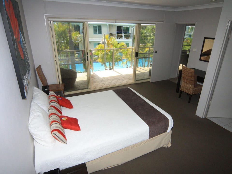 Oaks Pacific Blue 339 Huge Resort Lagoon Pool Apartment in Corlette