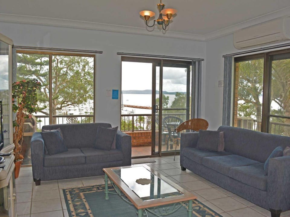 Sailfish, 3,46 Magnus Street - Unit with stunning water views and close to town Apartment in Nelson Bay