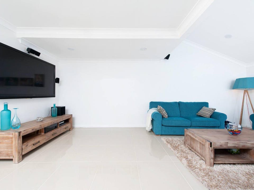 The Moorings 15 stunning with water views and pool House in Pearson Park