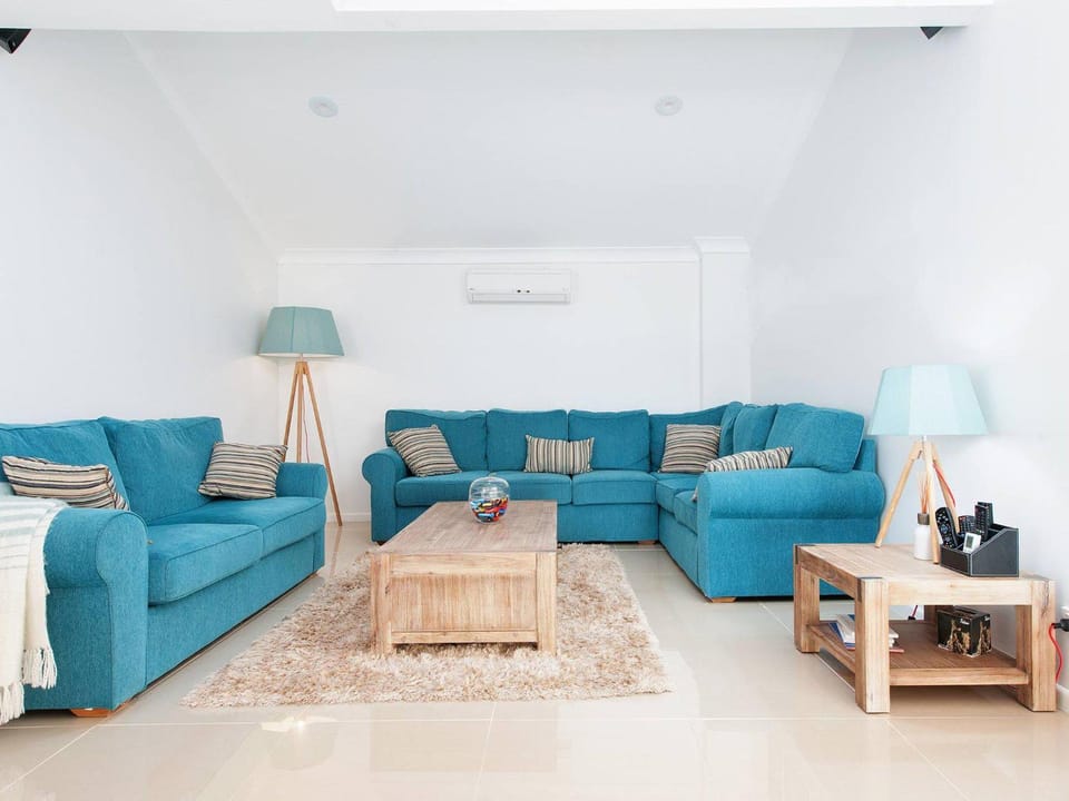 The Moorings 15 stunning with water views and pool House in Pearson Park