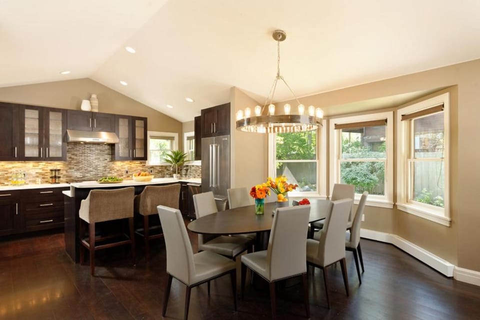 Kitchen or kitchenette, Dining area