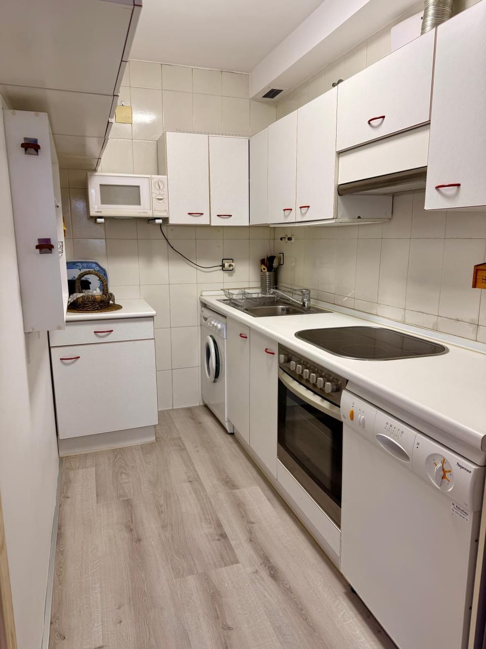 Kitchen or kitchenette, dishwasher, oven