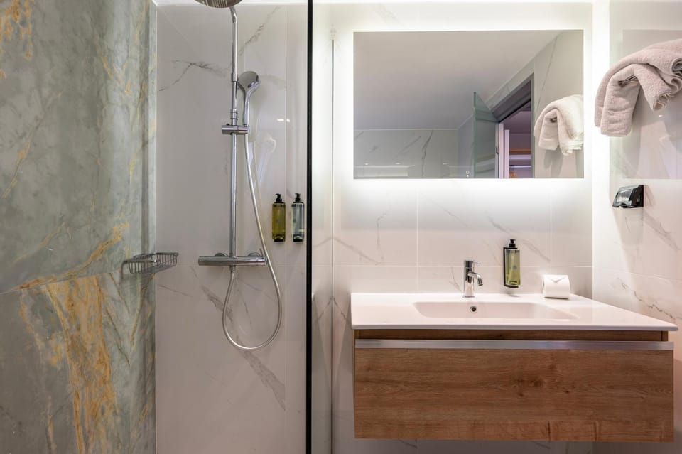 Shower, Bathroom, towels