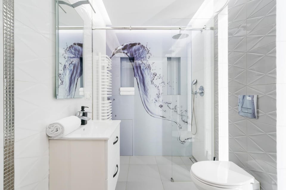 Shower, Toilet, Bathroom, towels