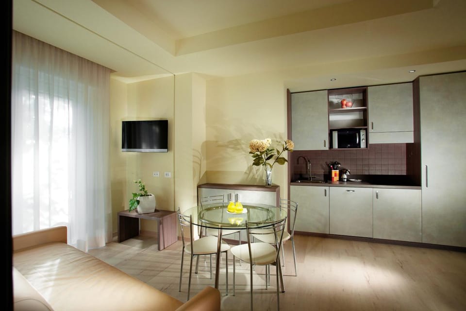 Kitchen or kitchenette, Seating area