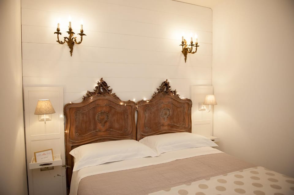 Bed, TV and multimedia, Bedroom