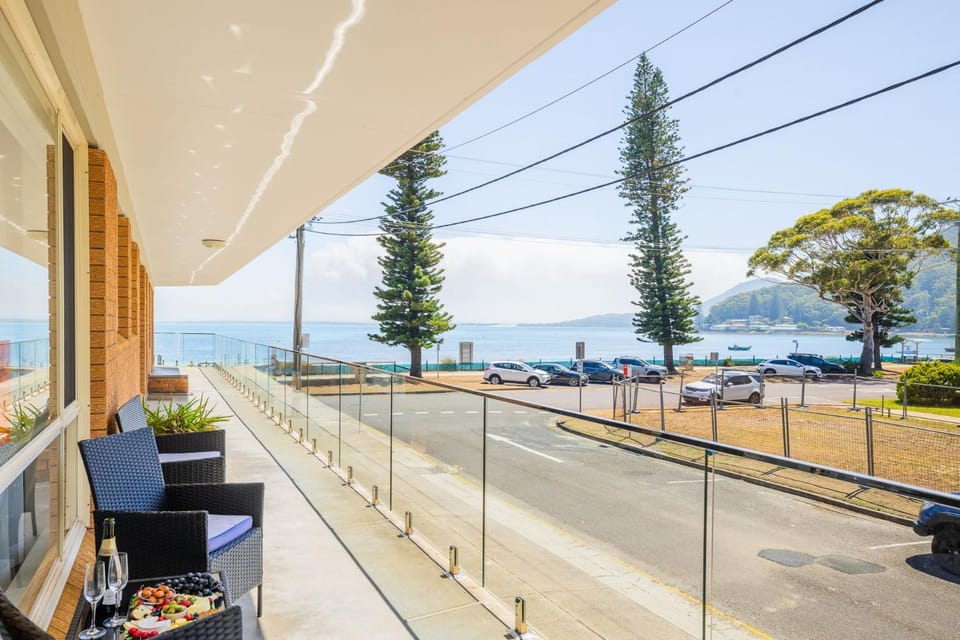 Shoal Towers, unit 1 11 Shoal Bay Road - Wi Fi Air Conditioning fantastic unit across the road from beach Apartment in Shoal Bay