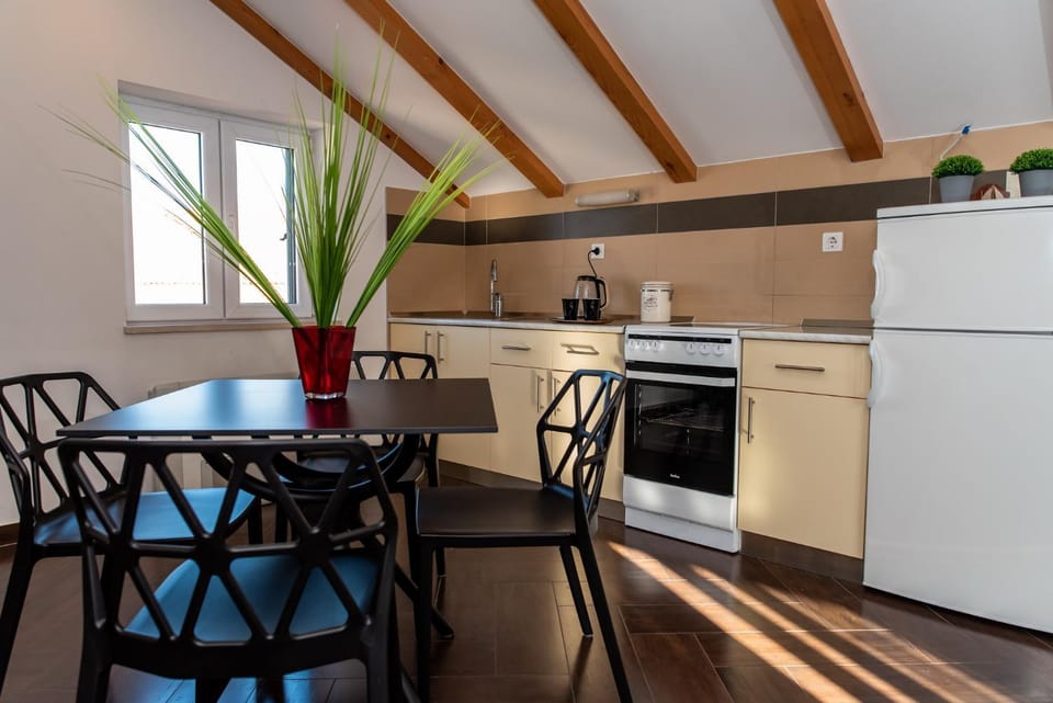 Property building, Restaurant/places to eat, Kitchen or kitchenette, Dining area, Breakfast
