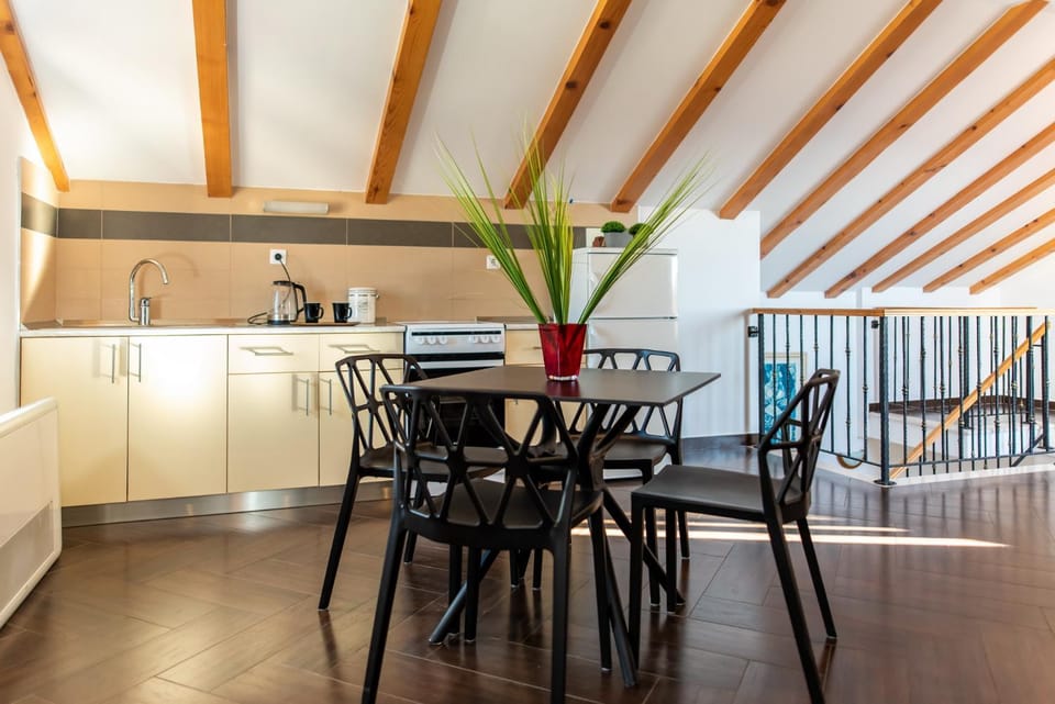Property building, Restaurant/places to eat, Dining area, Breakfast