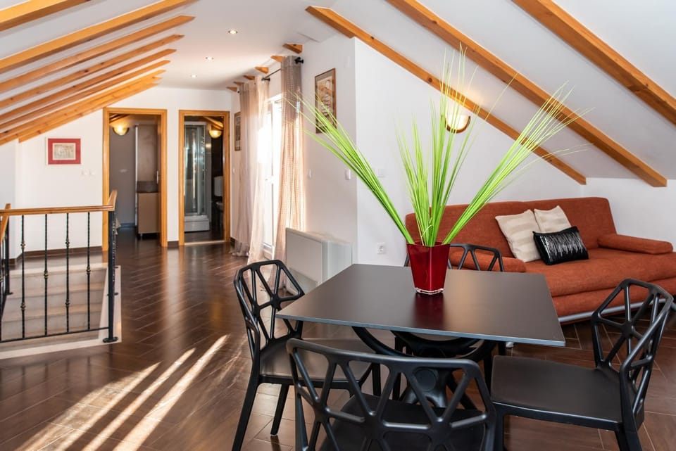 Property building, Patio, Restaurant/places to eat, Dining area, Breakfast