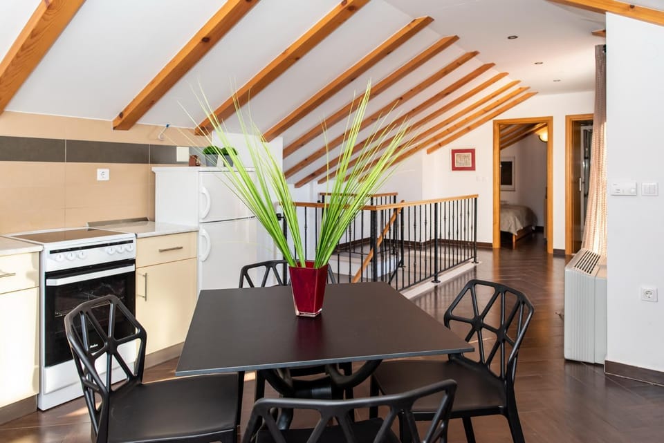Property building, Restaurant/places to eat, Kitchen or kitchenette, Dining area, Breakfast