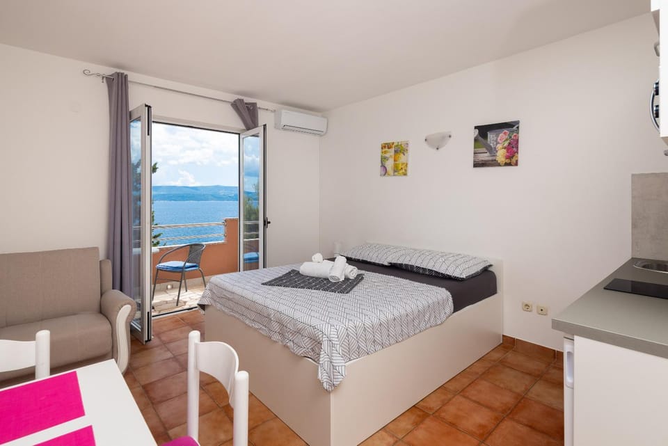 Kitchen or kitchenette, Sea view