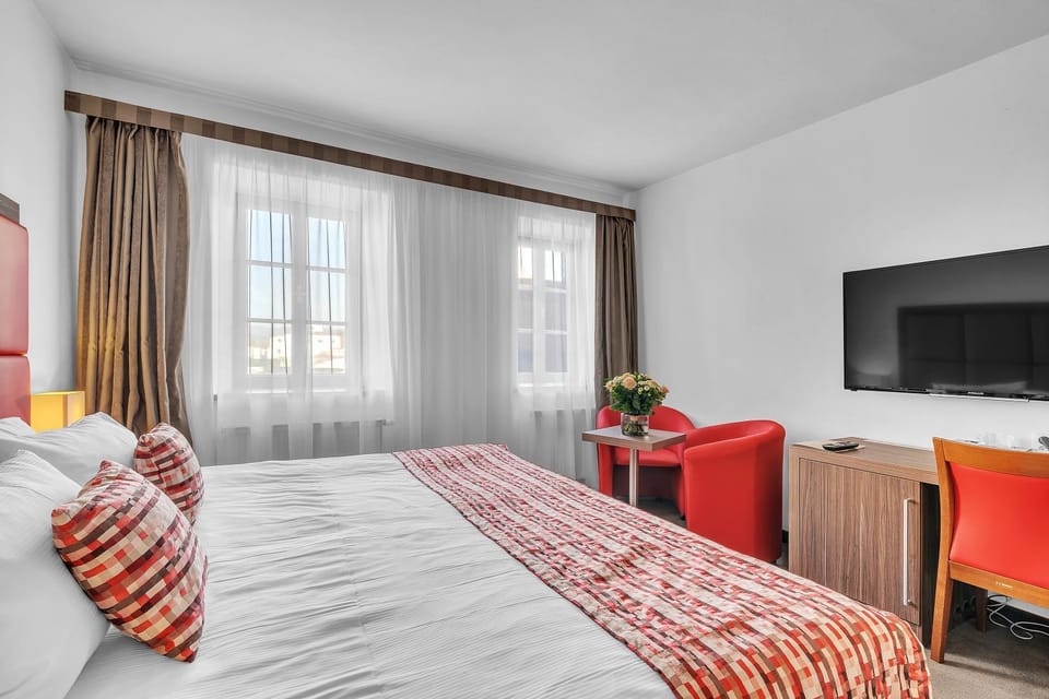 Bed, TV and multimedia, Photo of the whole room, Bedroom