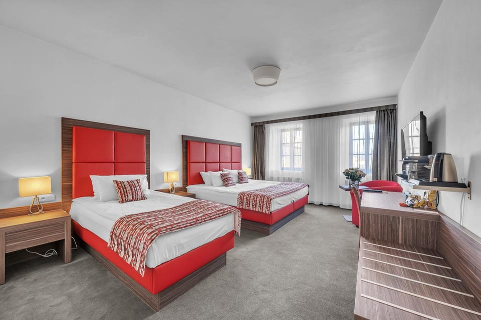 Bed, TV and multimedia, Photo of the whole room, Bedroom, hair dresser