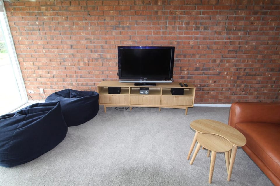 TV and multimedia, Living room, Seating area, Evening entertainment