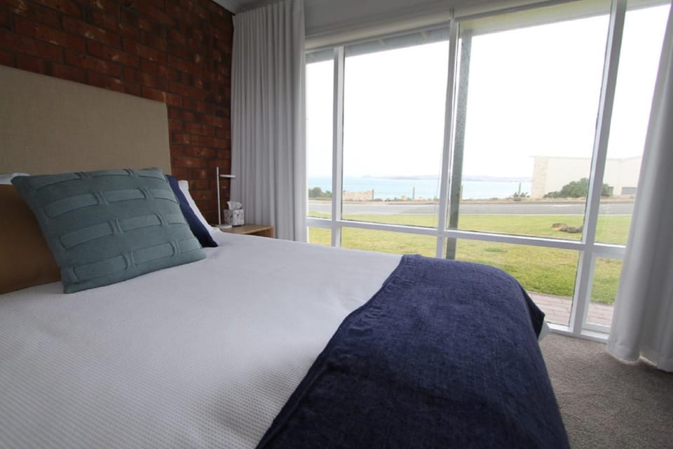 Bed, Natural landscape, Photo of the whole room