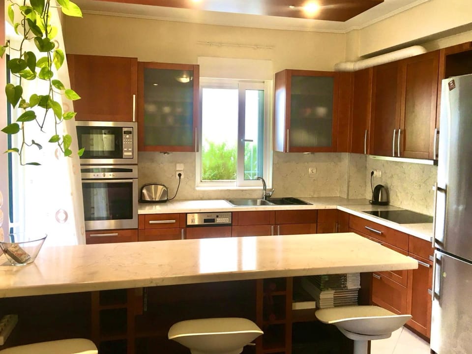 Dining area, kitchen