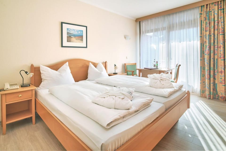 Photo of the whole room, towels