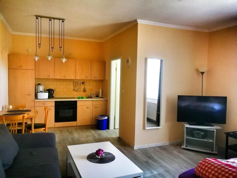TV and multimedia, Kitchen or kitchenette, Living room, Seating area, Dining area