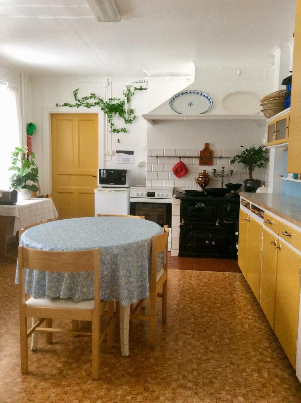 Coffee/tea facilities, Kitchen or kitchenette, Dining area, Communal kitchen
