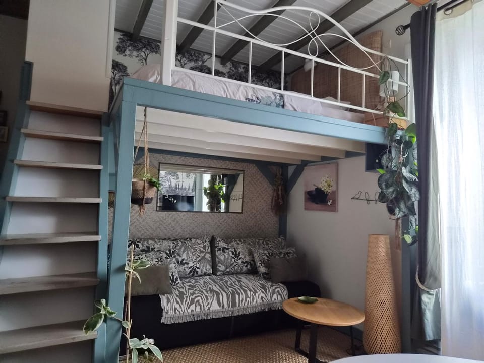 Bed, Seating area