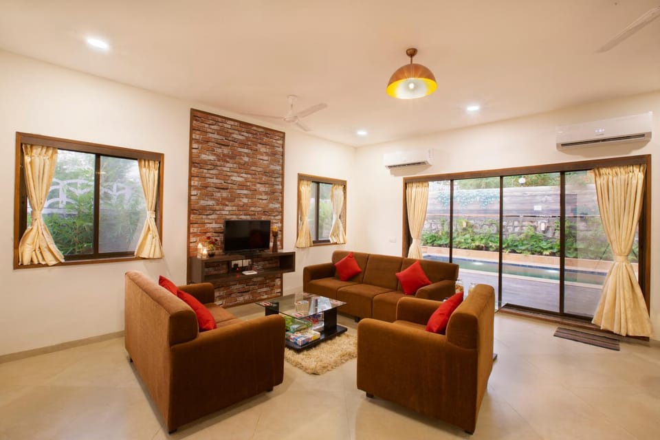 Communal lounge/ TV room, Day, TV and multimedia, Living room, Food and drinks, Seating area, Evening entertainment