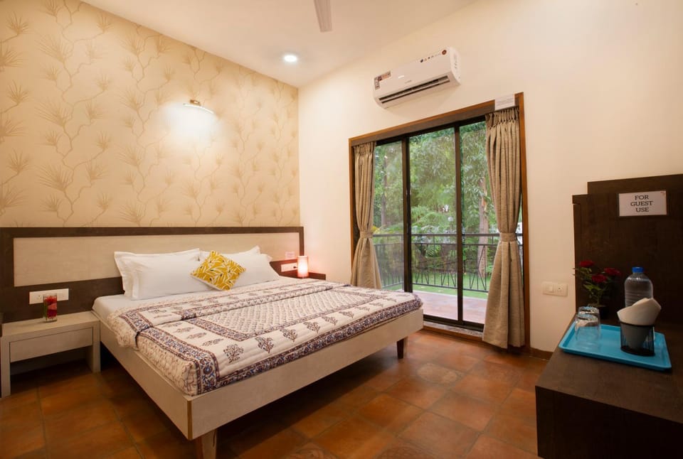 Bed, Day, Photo of the whole room, Bedroom, Garden view, towels, air conditioner