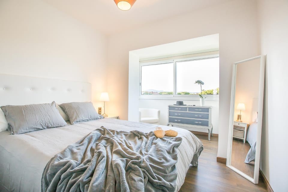 Photo of the whole room, Bedroom