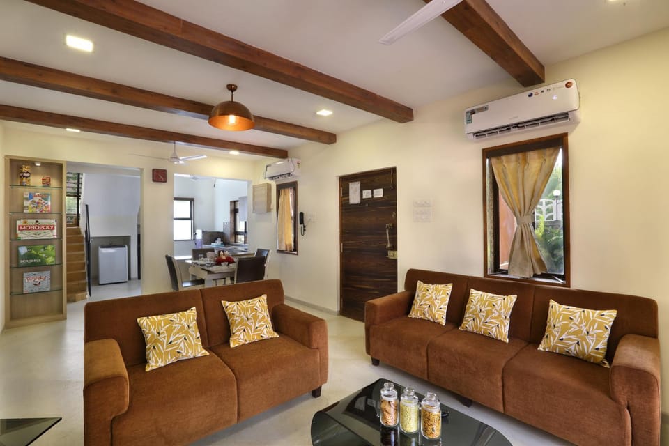 Day, TV and multimedia, Kitchen or kitchenette, Living room, Seating area, Dining area, oven, air conditioner