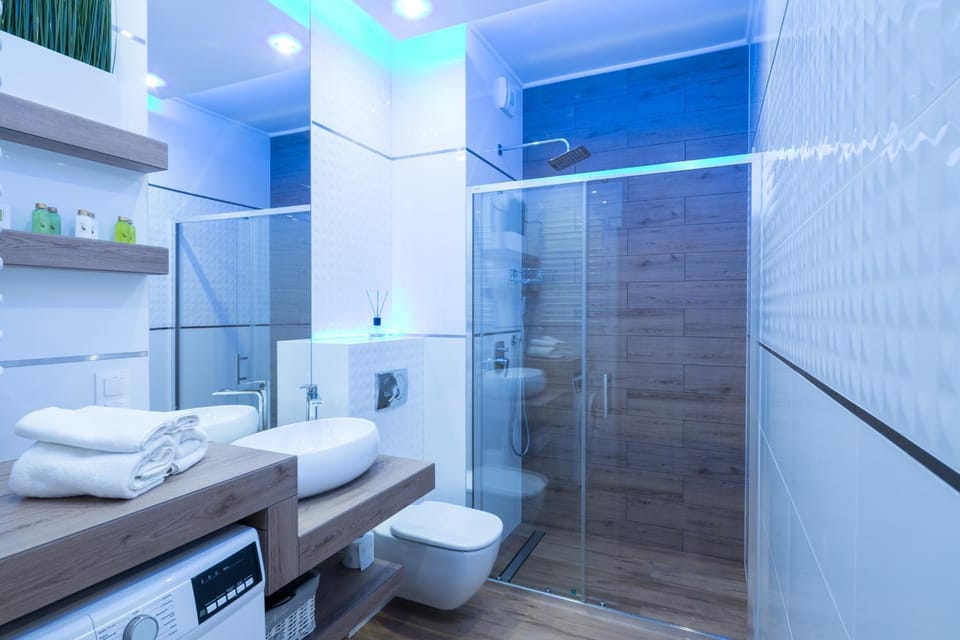 Shower, Toilet, Bathroom, towels