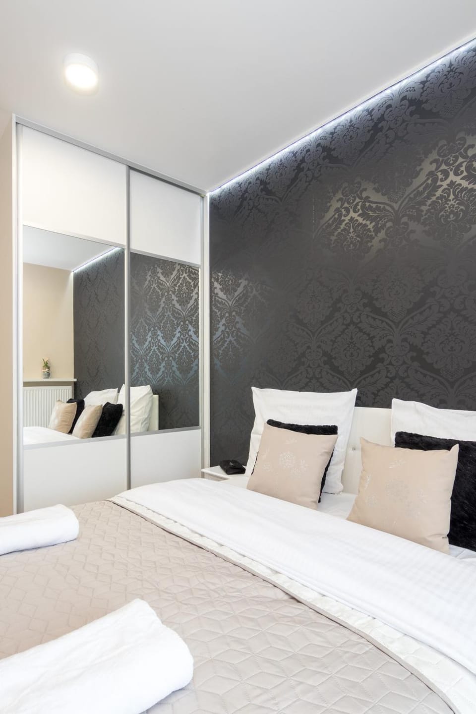Bed, Photo of the whole room, Bedroom