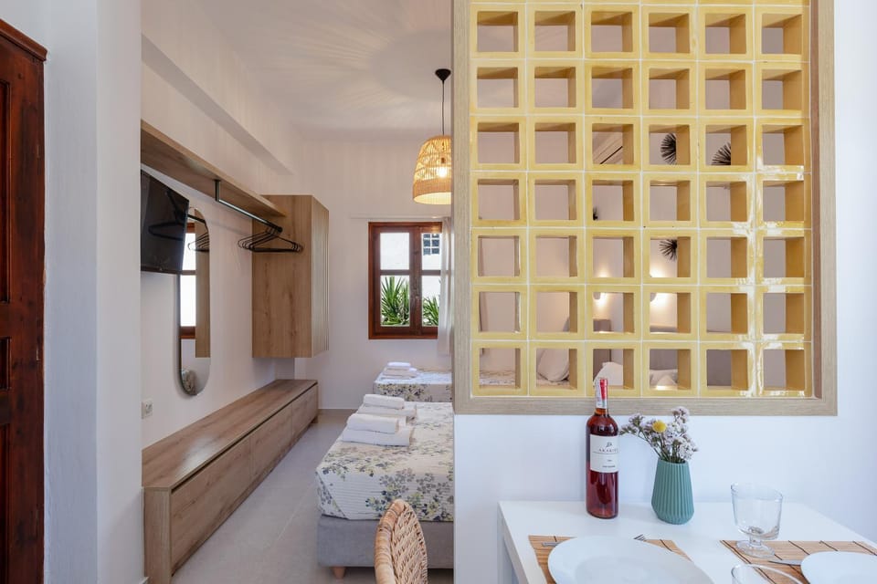 TV and multimedia, Photo of the whole room, Dining area, Bedroom