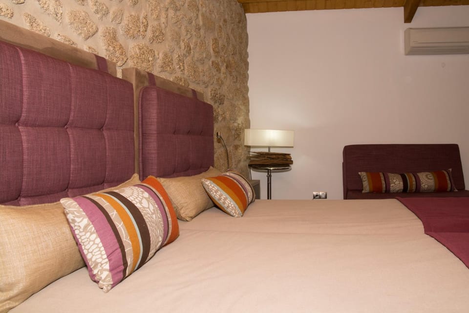 Bed, Photo of the whole room, Seating area, Bedroom