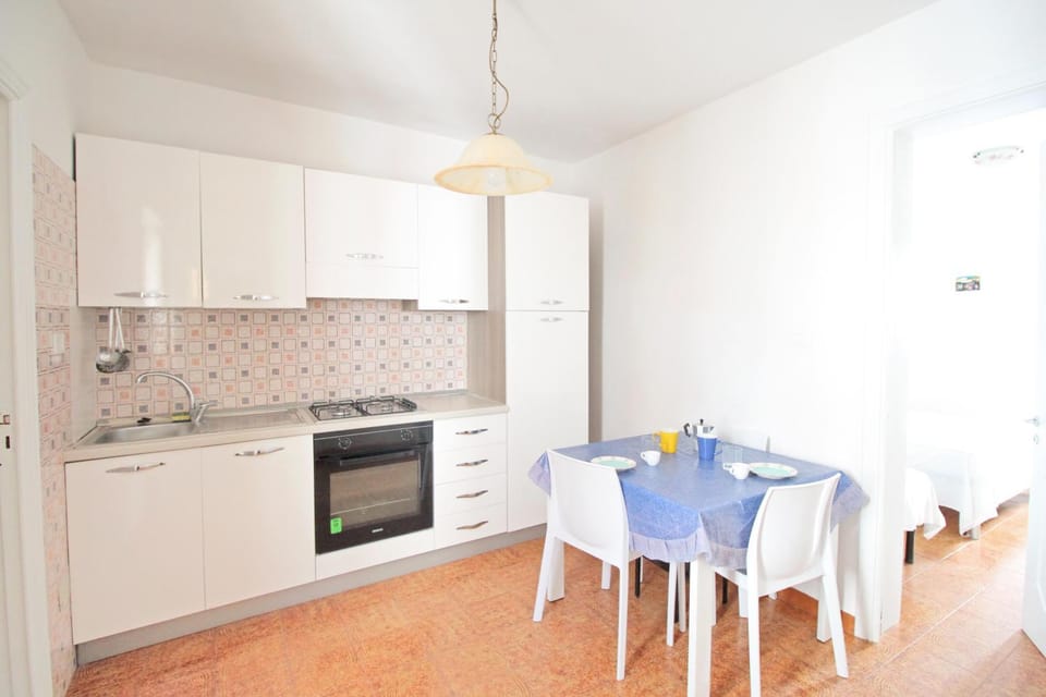 Kitchen or kitchenette, Dining area, oven, stove