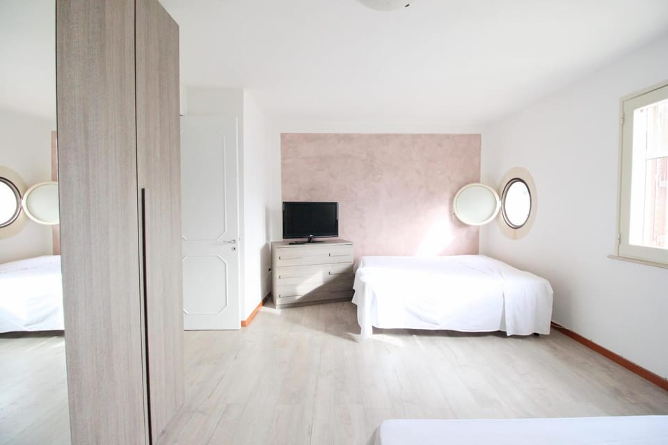 Bed, TV and multimedia, Photo of the whole room, Bedroom, wardrobe