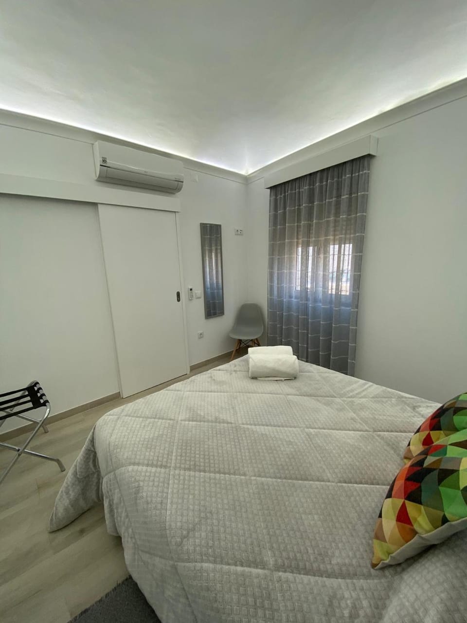 Bed, Photo of the whole room, Bedroom, air conditioner