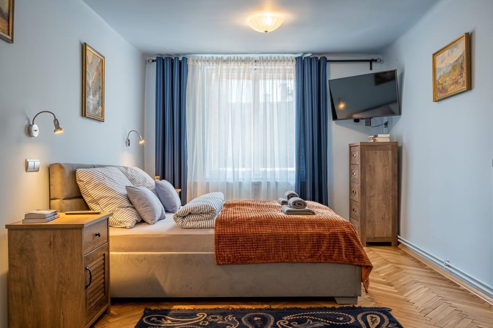 Bed, TV and multimedia, Photo of the whole room, Seating area, Bedroom