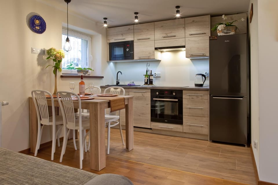Kitchen or kitchenette, Dining area, dishwasher, stove