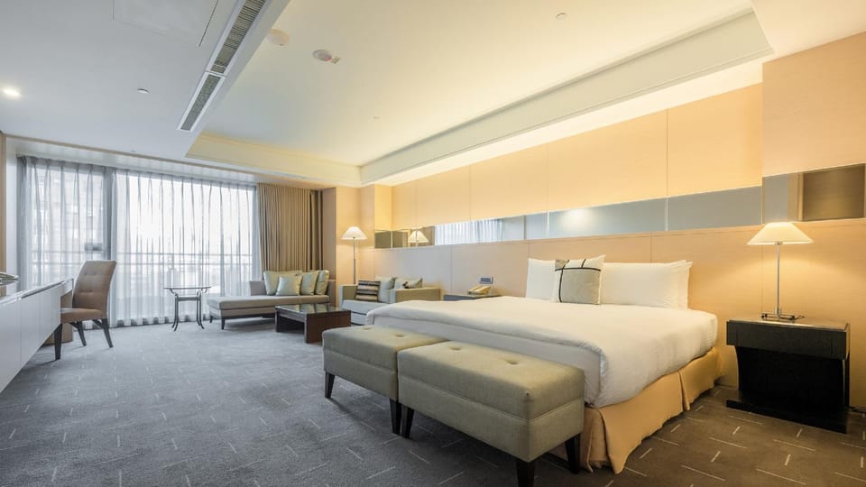 Bed, Living room, Photo of the whole room, Seating area, Bedroom, hair dresser