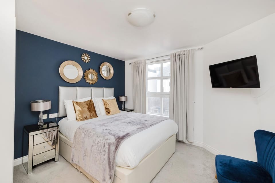 Bed, TV and multimedia, Bedroom
