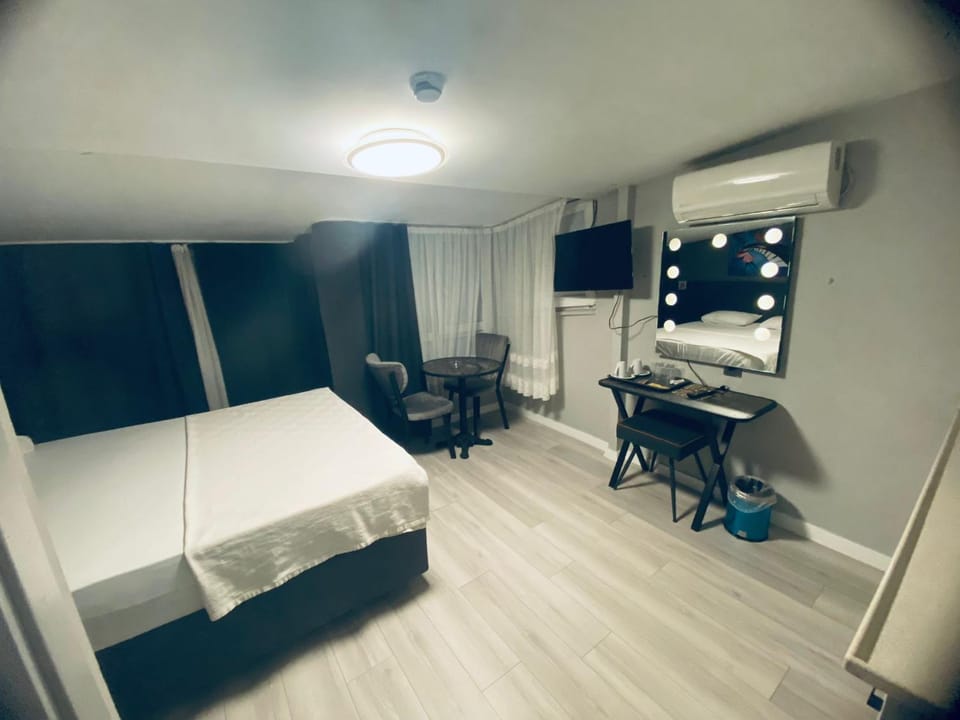Bed, TV and multimedia, Seating area, Bedroom, air conditioner