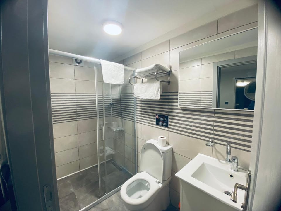 Shower, Toilet, Bathroom, towels