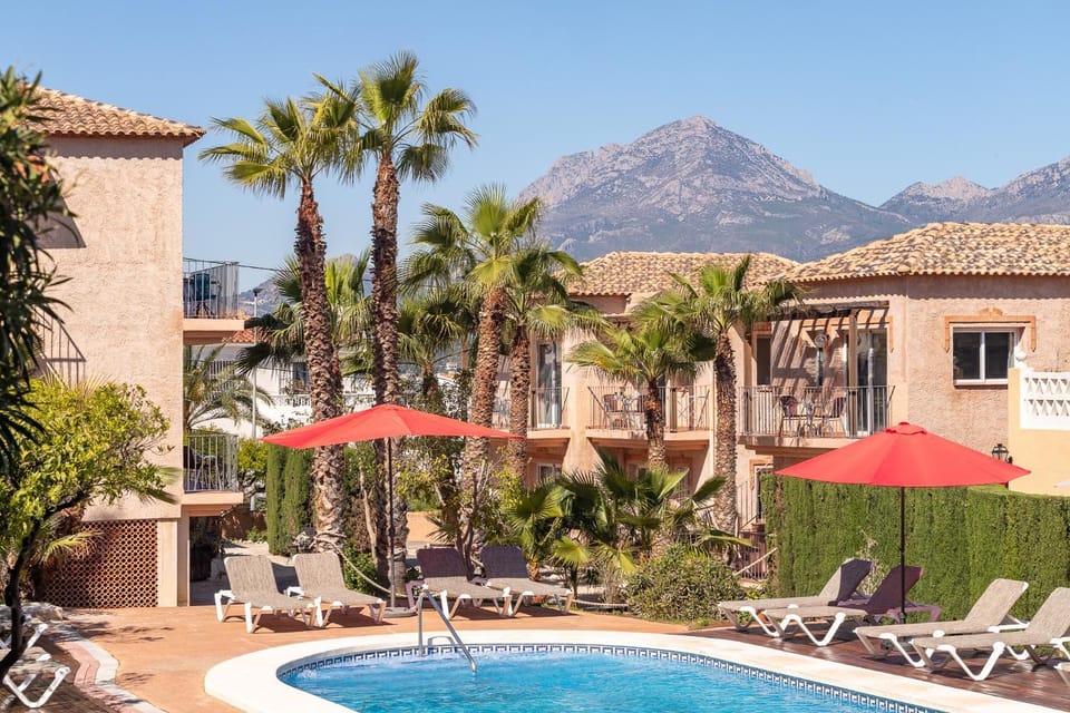 Garden, Solarium, View (from property/room), Swimming pool, sunbed