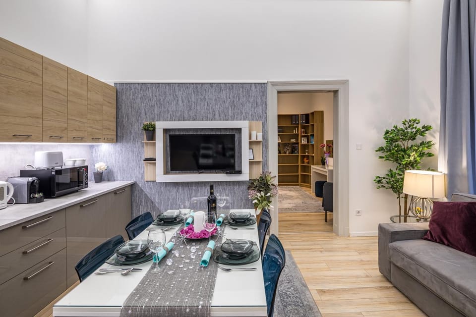 Dining area, kitchen