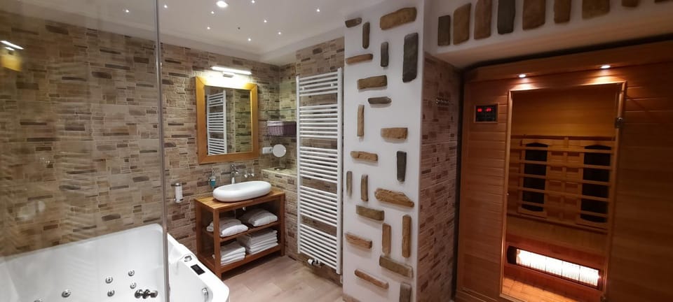 Sauna, Bathroom, Spa and wellness centre/facilities