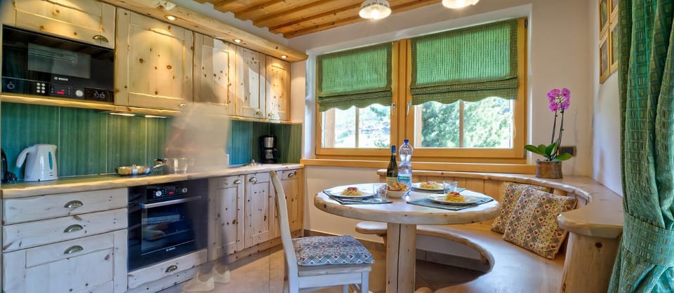 Kitchen or kitchenette, Dining area