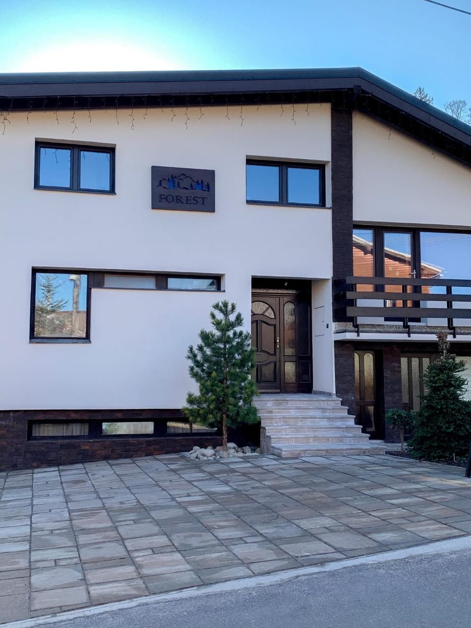 Facade/entrance