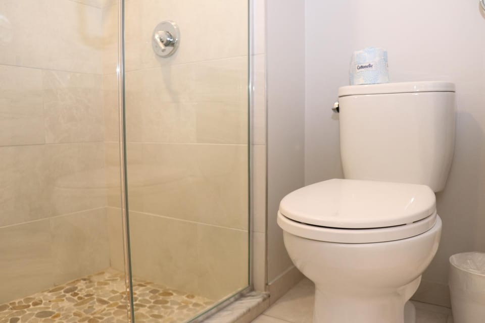 Shower, Toilet