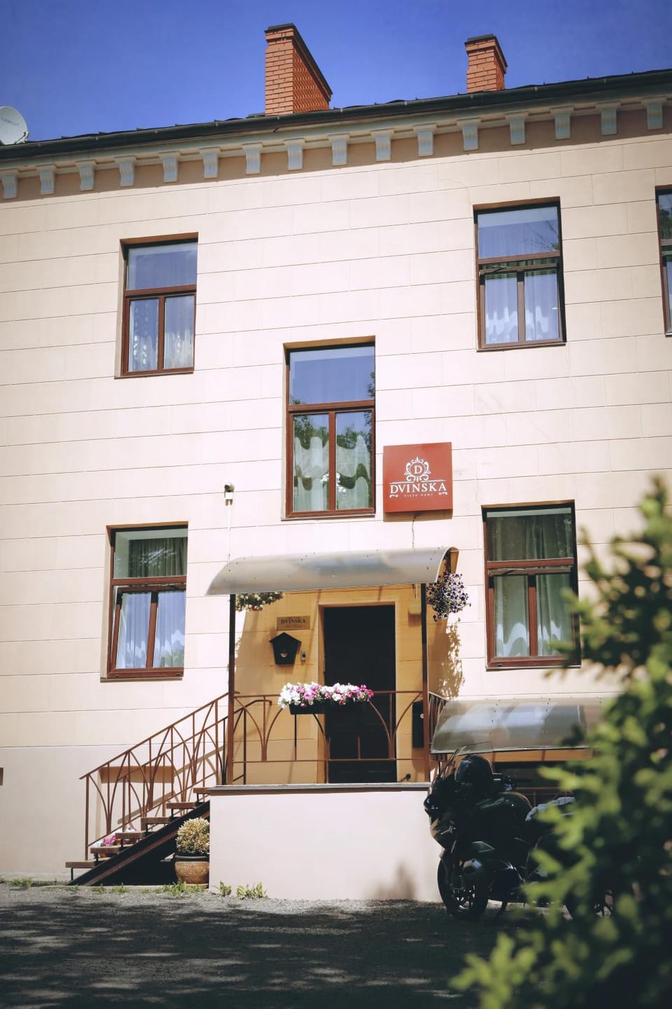 Facade/entrance