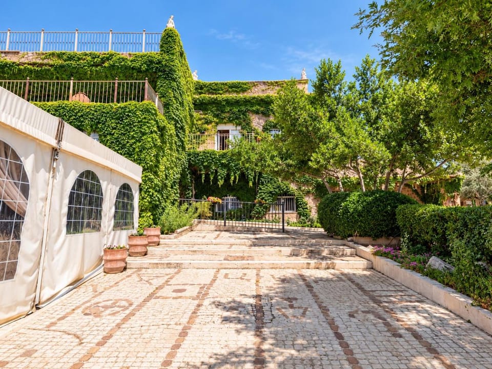 Property building, Facade/entrance, Spring, Off site, Day, Natural landscape, Garden, Lobby or reception, Garden view